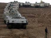Izraelské tanky se pesouvají k hranicím s pásmem Gazy.