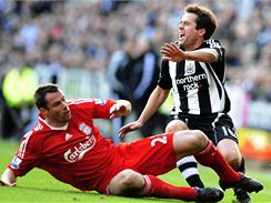 Newcastle - Liverpool; Owen (vpravo) - Carragher