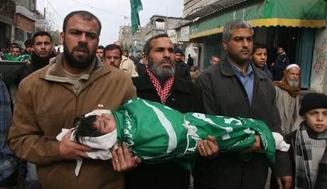 Poheb Deny Baloshatheov a jejch ty sester, kter zemela pi izraelskch nletech v psmu Gazy. (28. prosinec 2008)