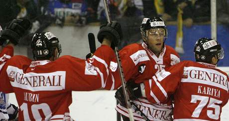 Kanadtí hokejisté se radují z gólu v utkání s Dynamem Moskva.