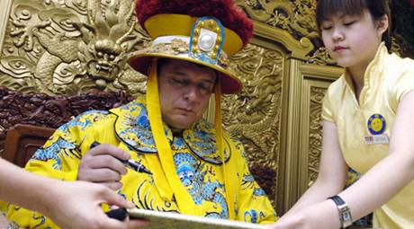 Jií Paroubek se jako premiér na návtv íny v roce 2005 oblékl do tradiního kroje.