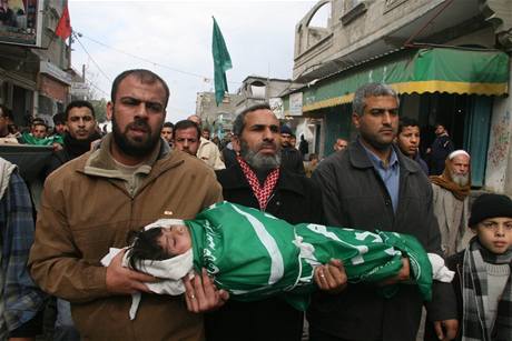 Poheb Deny Baloshatheové a jejích ty sester, které zemela pi izraelských náletech v pásmu Gazy. (28. prosinec 2008)