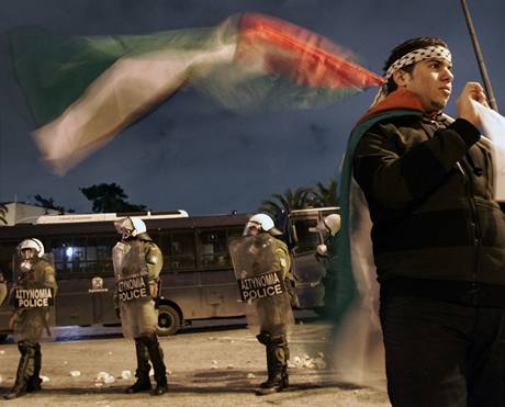 Palestinsk demonstrant pobl izraelskho velvyslanectv v eckch Atnch