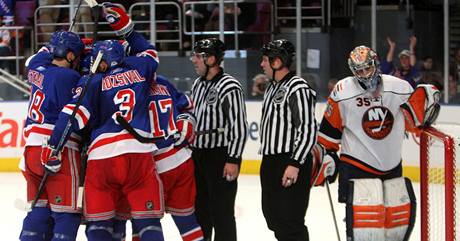 Michal Rozsíval (.3) se raduje se spoluhrái z NY Rangers z gólu v derby s NY Islanders.