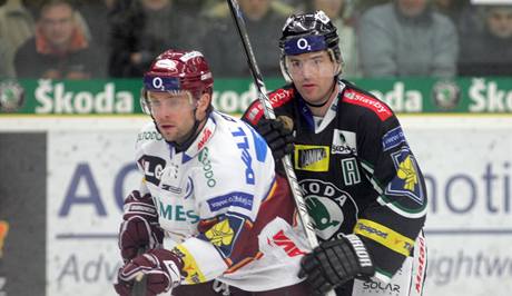 Ml. Boleslav - Sparta: sparan David Výborný (vlevo) v souboji s domácím Janem Bendou.