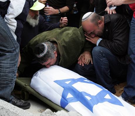 Otec a manel truchlí na tlem Irit Shirit, kterou zabila raketa vypálená povstalci z Hamasu z pásma Gazy.