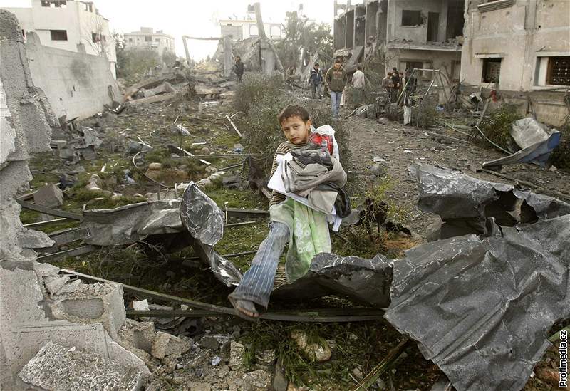 Palestinský chlapec v jiní ásti Gazy po izraelských leteckých útocích (30. prosinec 2008)