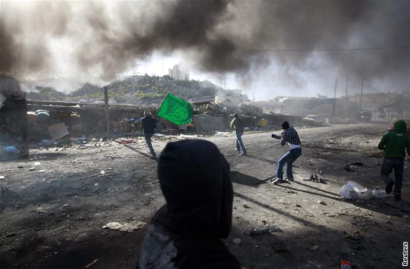Proti izraelské operaci protestují i Palestinci na Západním behu Jordánu. Izraelci v reakci na raketové ostelování z Gazy podnikli masivní leteckou kampa, pi které zahynulo tém tyi sta Palestinc.