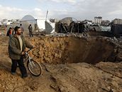 Palestinec obchází kráter po vybombardovaném tunelu v pásmu Gazy