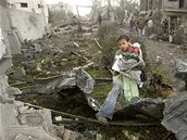 Palestinský chlapec v jiní ásti Gazy po izraelských leteckých útocích (30. prosinec 2008)