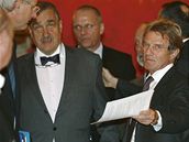 Francouzský ministr zahranií Bernard Kouchner (vpravo) se svým protjkem Karlem Schwarzenbergem picházejí na jednání v Paíi (30. prosince 2008)