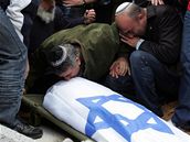 Otec a manel truchlí nad tlem Irit Shitrit, kterou zabila raketa vypálená písluníky Hamasu z pásma Gazy.