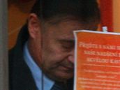 Vladimír Dryml odchází z kavárny po tajné sch�zce
