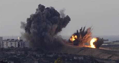 Izraelsk ostelovn psma Gazy pokrauje estm dnem. Zemelo u na 300 lid. (1. ledna 2009)