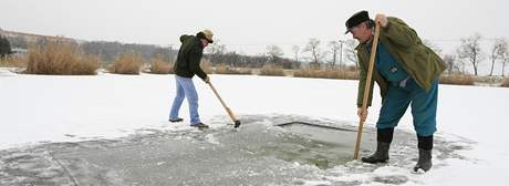Rybáři v Jaroslavicích vysekávájí díry do ledu