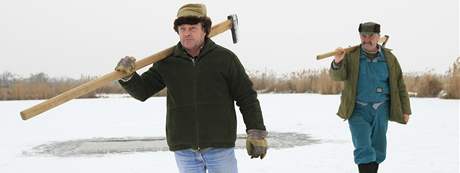Rybáři v Jaroslavicích vysekávájí díry do ledu