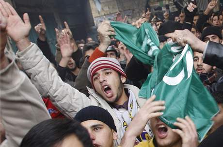 Pvrenci Hamasu bhem protestuj ve mst Nablus v Zpadnm behu proti izraelsk operaci v Gaze. (2. leden 2008)