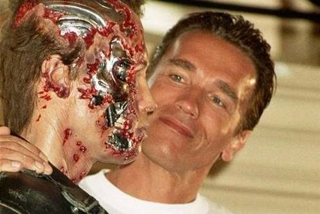 Arnold Schwarzenegger s voskovou figurinou Terminátora