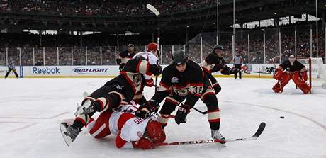 Chicago - Detroit: Chicagský Dave Bolland (. 36) atakuje Henrika Zetterberga z Detroitu.