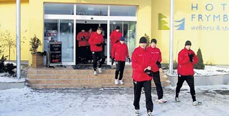 Dopoledne fotbalisté SK eské Budjovice opoutjí hotel.