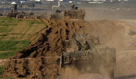 Izraelsk tank na hranicch s psmem Gazy.