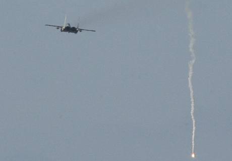 Sthaky F-16 neustle peltvaj nad psmem Gazy a shazuj bomby. (1. ledna 2009)