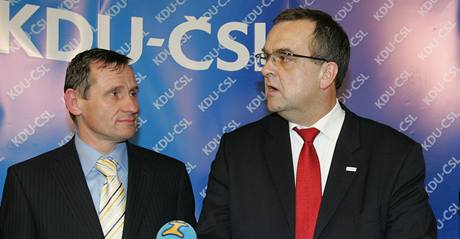 Předseda Jiří Čunek a expředseda Miroslav Kalousek poměřili své síly. Usmířili se, i když na tiskové konferenci se málem pohádali.
