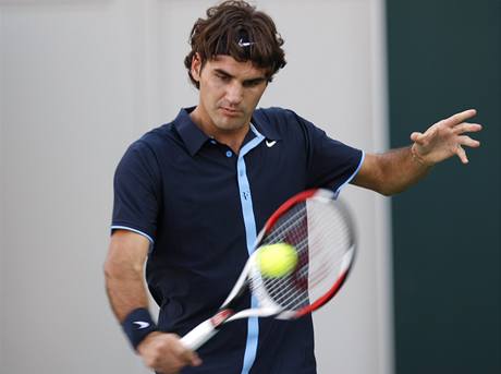 Roger Federer zahájil novou sezonu neúspn. Na exhibici  v Abú Zabí nestail na Brita Andyho Murraye.