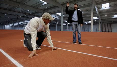 Jan elezný (vpravo) a pekáká Petr Svoboda ertují na novém atletickém oválu.