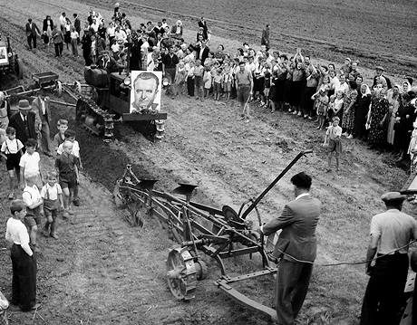 Rozorávání mezí. V roce 1950 se v Obříství na Mělnicku slavilo. Část zemědělců dávala své pozemky JZD dobrovolně.