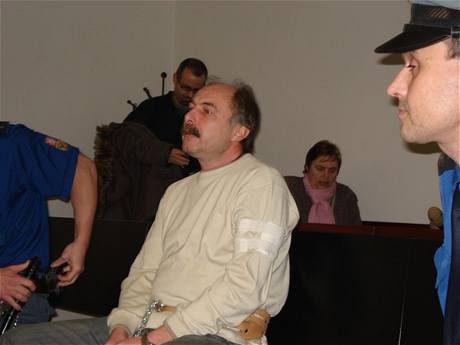 Karel Batá u plzeského soudu (7.1.2009)