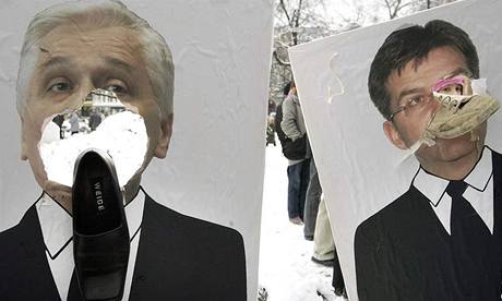 Plakáty bosenského premiéra Nikoly pirie (vlevo) a Miroslava Lajáka.