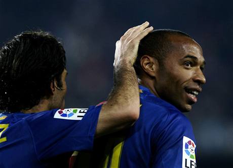 Rafael Marquez (vlevo) gratuluje Thierry Henrymu, stelci vyrovnávajícího gólu v utkání s Mallorcou