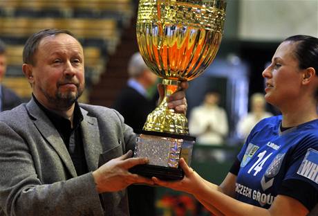 Olomoucká házenkáka Lucie Dostálová (vpravo) a trenér Lubomír Krejí s pohárem pro vítzný tým eského poháru