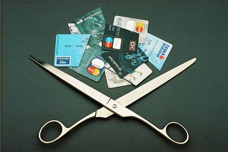 Pokud kreditní karty nevyuíváte, zbavte se jich.