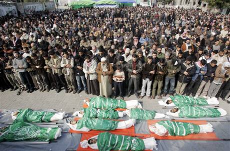 Poheb Palestinc zabitých po izarelských leteckých útocích (4. leden 2009)