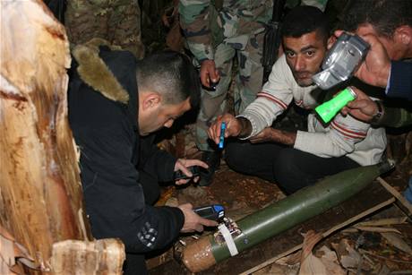 Snímek z 25. prosince 2008 zachycuje leny libanonských bezpenostních sloek pi inspekci raket nalezených poblí jiholibanonské vesnice Naqura. Rakety byly namíeny na Izrael. 8. ledna na idovský stát nkolik libanonských raket dopadlo.