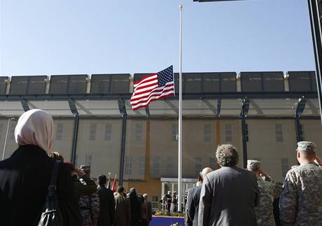 Vztyování vlajky pi otevení nejvtí americké ambasády v Bagdádu