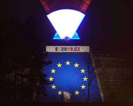 Kyvadlo symbolicky odmuje as plroního éfování eské republiky Evropské unii. 