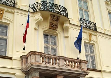 Vlajka R a EU na budov Praskho arcibiskupstv (1. ledna 2009)