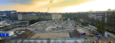 Legendární hokejový stadion za Luánkami je srovnán se zemí.