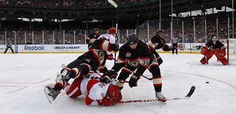 Chicago - Detroit: Chicagský Dave Bolland (. 36) atakuje Henrika Zetterberga z Detroitu.