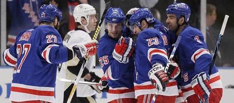 Paul Mara, Petr Prcha, Chris Drury a Michal Rozsíval (zleva) se radují z gólu Rangers v utkání s Pittsburghem.