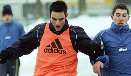 Zachariá (vlevo), fotbalista se zkuenostmi z první ligy, posílil Ústí.