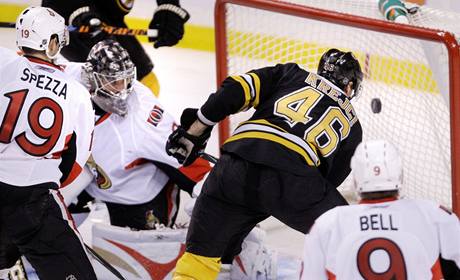 Boston - Ottawa: bostonský David Krejí pekonává ottawského gólmana Martina Gerbera, Jason Spezza (vlevo) a Brendan Bell jen marn pihlíejí.