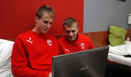 Obránce David Limberský (vlevo) a útoník Adam Varadi si krátí volnou chvíli v hotelu u internetu.