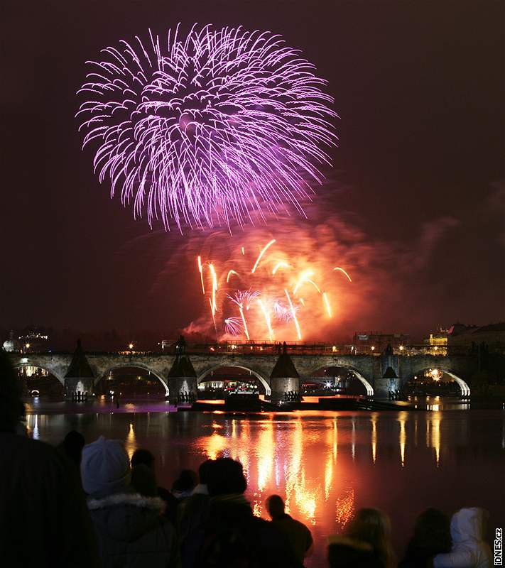 Novoroní ohostroj v Praze se nesl v devítkovém duchu. (1. ledna 2009)