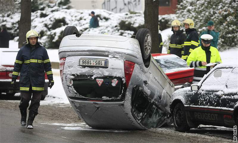 Na Chodské ulici v Brn skonilo auto na stee