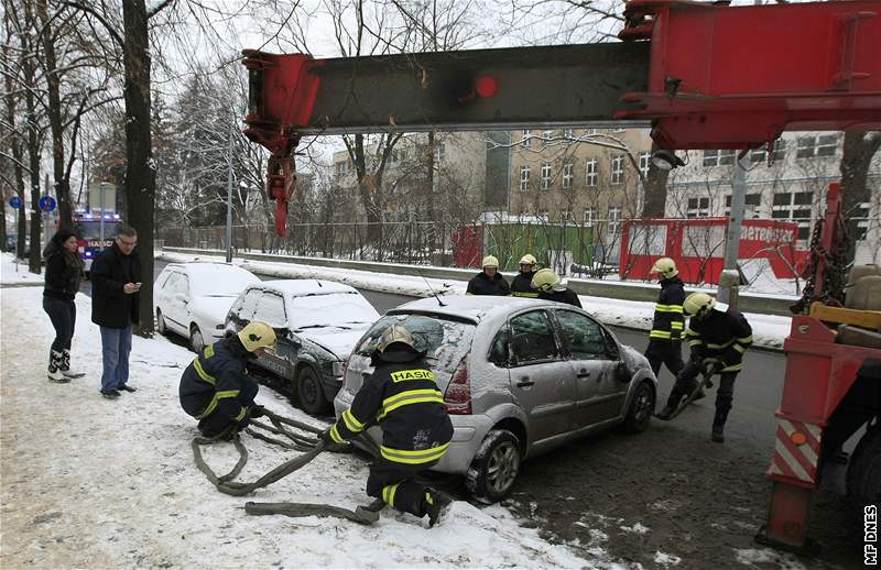 Na Chodské ulici v Brn skonilo auto na stee