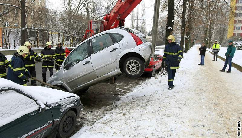 Na Chodské ulici v Brn skonilo auto na stee